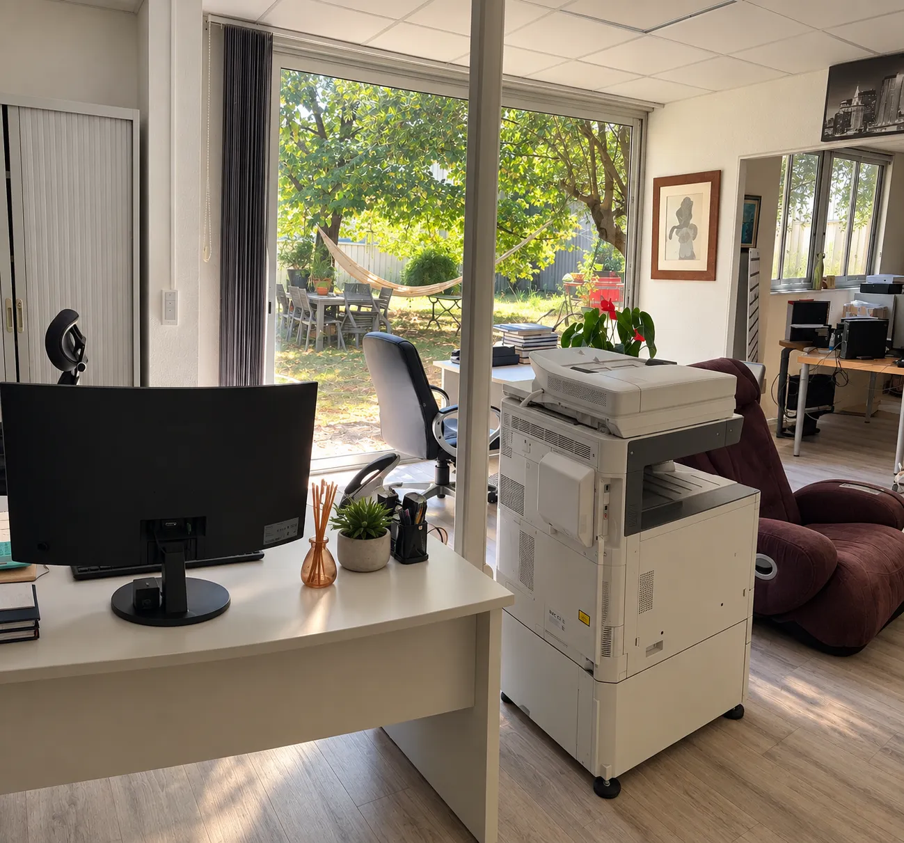 Espace de travail ouvert sur le jardin