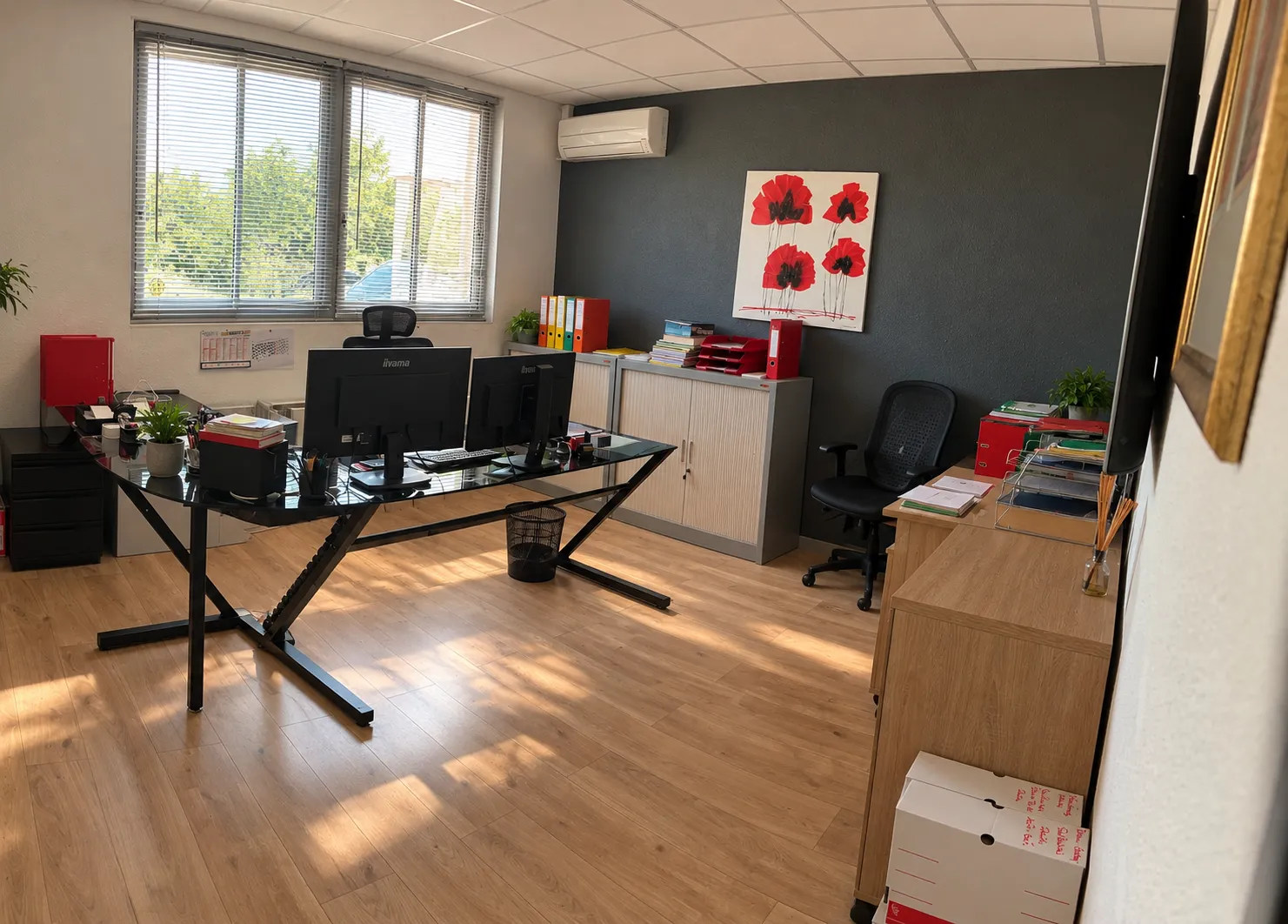 Bureau lumineux avec parquet et vue sur l'extérieur — DemetBox Vauvert