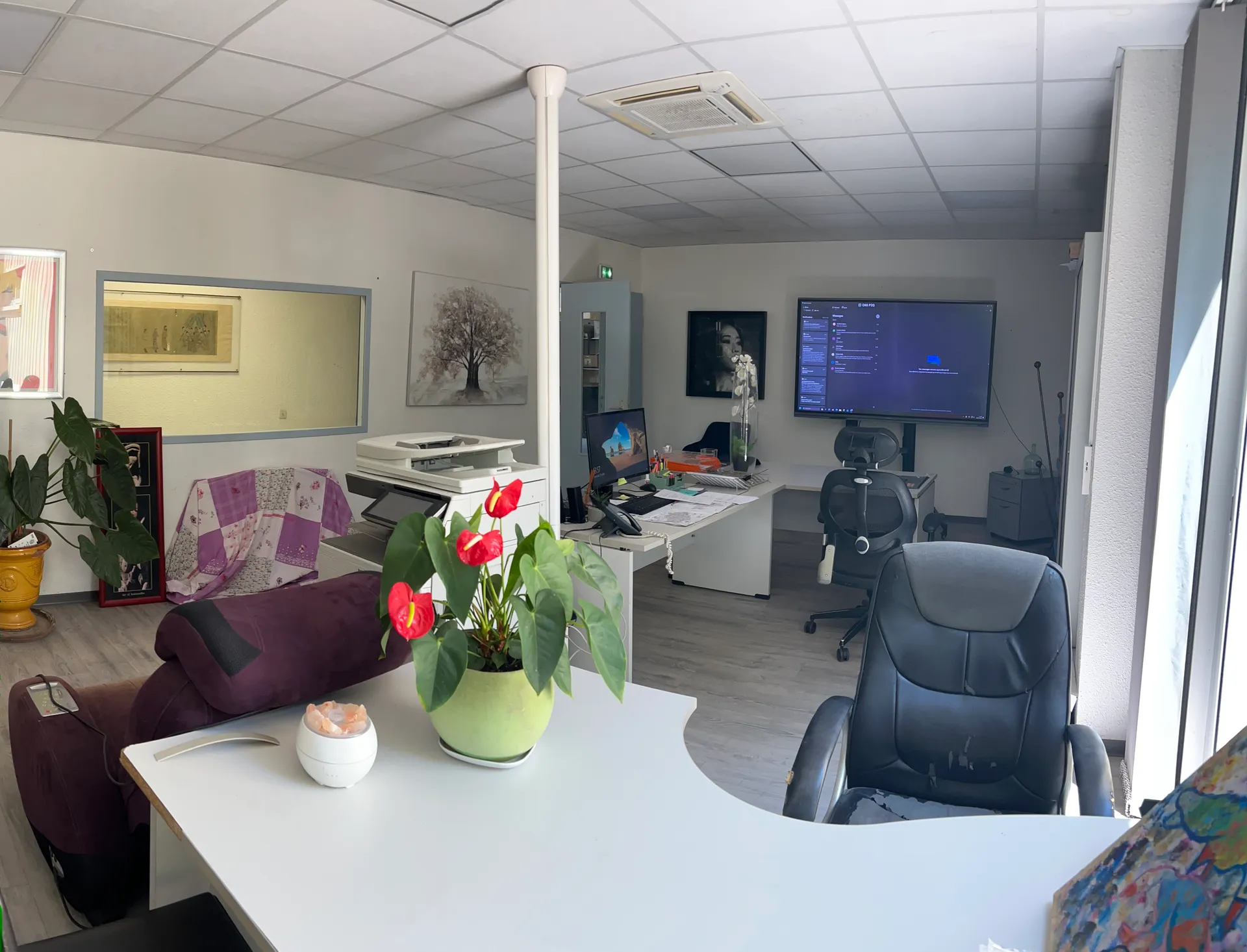 Bureau équipé avec écran de réunion
