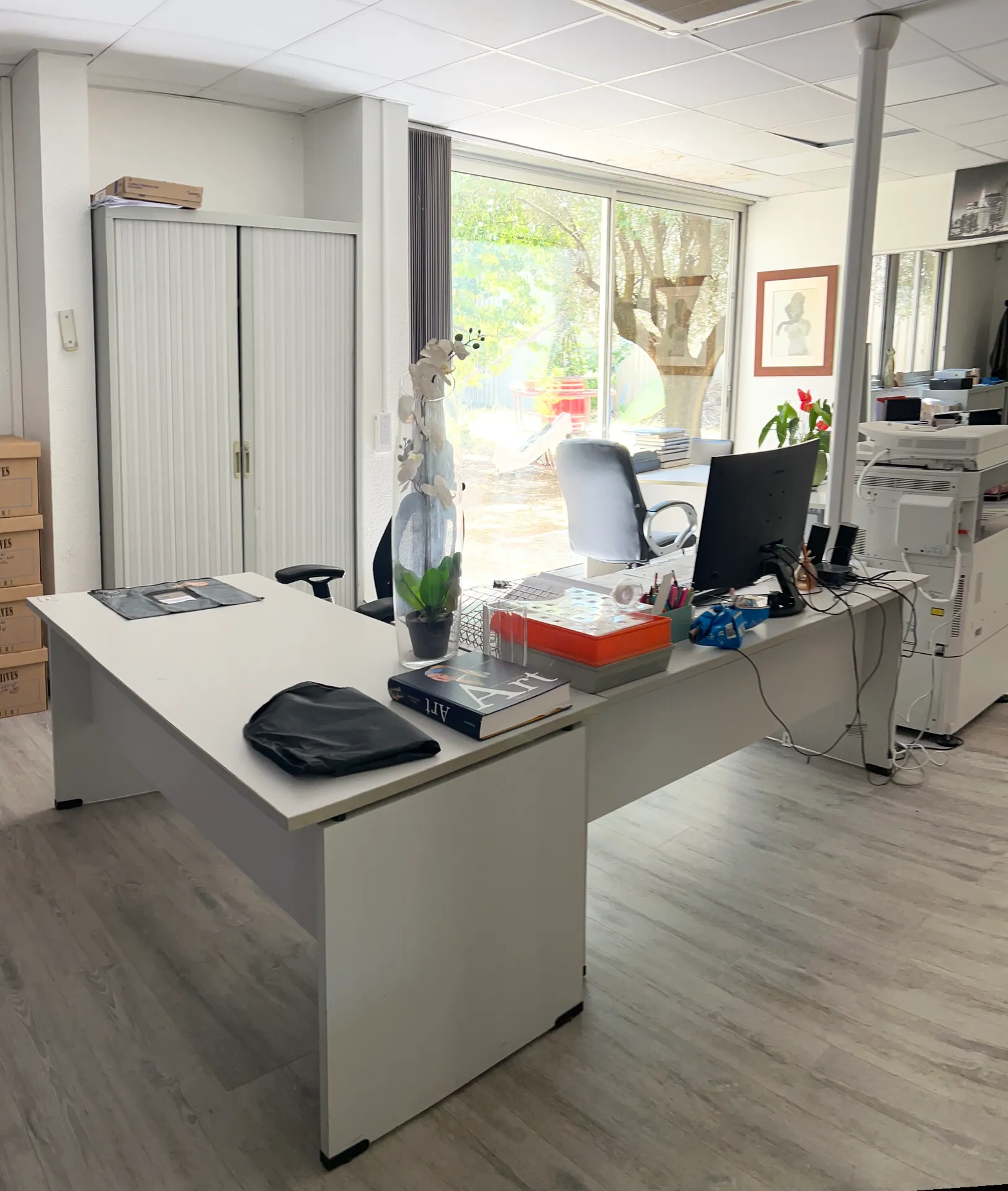 Poste de travail avec baie vitrée