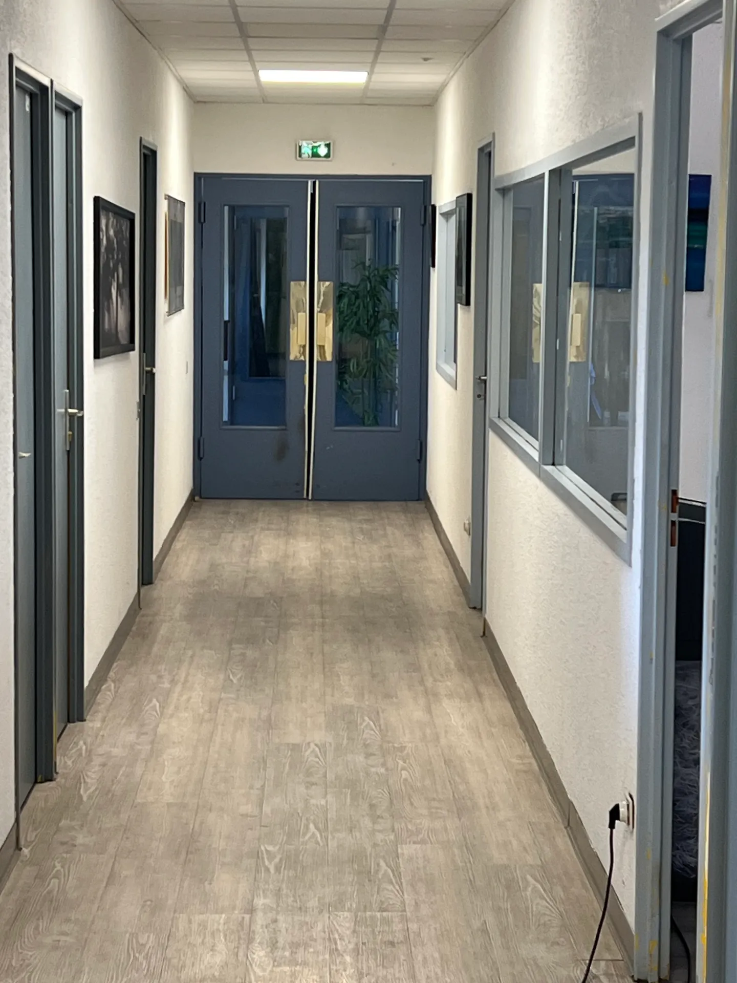 Couloir desservant les bureaux