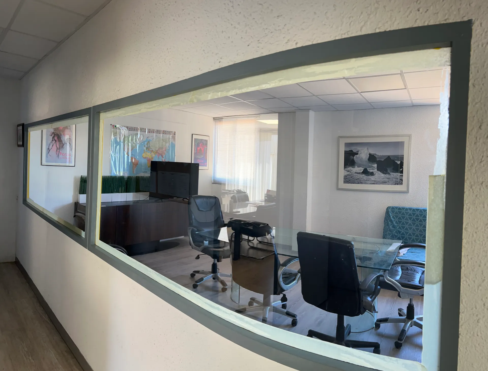 Salle de réunion avec table en verre — DemetBox Vauvert